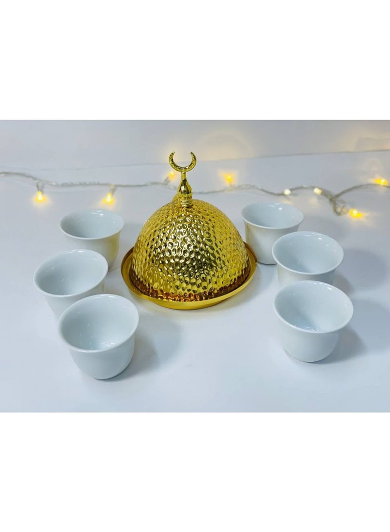 طقم القهوة  بالصنية البيجي الصنية المدورة  و معاه تمارة صغيرة الطقم 6 فنجان قهوة  و  تمارة باللون الذهبي - Image 2